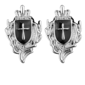 Detailansicht der gotischen Krone Schild Kreuz Brosche, Vintage Silber Metall schwarzer Lack.