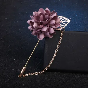 Gros plan détaillé d'une broche fleur en tissu pour homme avec longue épingle et chaîne 4cm
