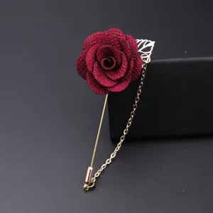 Dunkelrote Stoff-Rosen-Anstecknadel im Detail, elegante lange Nadel Brosche mit Kette für Anzug.