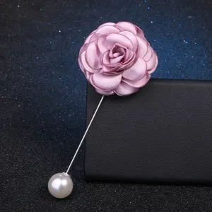 Élégante broche longue fleur de camélia en tissu avec embout perle pour accessoires de mode femme.