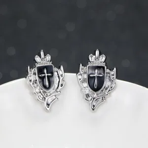 Nahaufnahme von Vintage Silber Krone Schild Kreuz Anstecknadel Brosche Detail, gothischer Stil.
