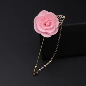 Rosa Stoffrosen Brosche mit langem goldenem Pin und Quastenkette, elegante Hochzeit Schmuck.
