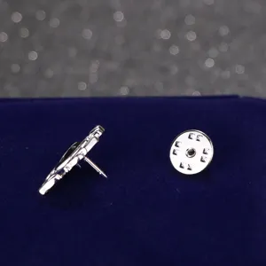 Silberfarbener Metall Brosche Reversnadel Detailaufnahme mit Verschluss und Nadel.