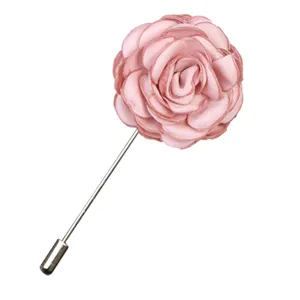Élégante broche fleur de camélia en tissu rose pour accessoire de mode féminine.