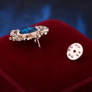 Vintage europäische königsblaue Edelstein Brosche mit goldenem hohlen Spitzen Kragennadel