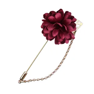 Élégante épingle de revers fleur en tissu rouge bordeaux avec longue aiguille dorée costume.