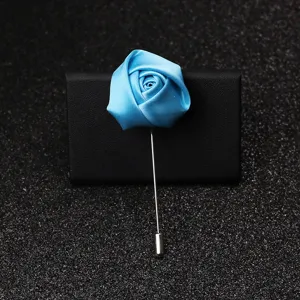 Blaues Stoffrosen Reversnadel für Herren, handgefertigte Satin Blume Anzug Detail Ansicht.