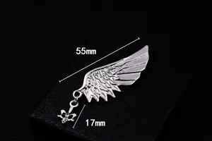 Vista detallada del broche de ala de ángel gótico con dimensiones, pin de aleación plateada.