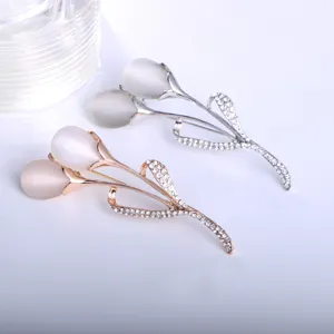 Elegante spilla a tulipano con pietra occhio di gatto e strass lucidi. Due colori.