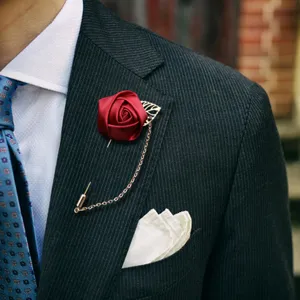 Herren Anzug rote Rose Broschennadel mit Goldblatt und langer Kette Detail Nahansicht