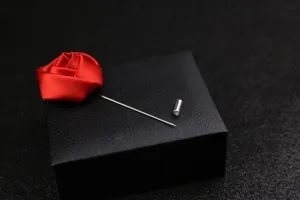 Rote Stoffrose Reversnadel handgemachte Boutonniere Anzug Anstecknadel Detailansicht.