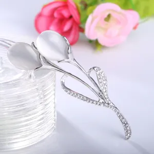 Elegante spilla a forma di tulipano argentata con pietre occhio di gatto e strass.