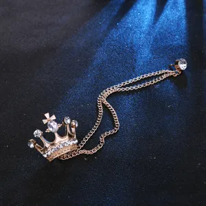 Detailansicht Herren Kronen Brosche mit Kette, vintage Strass Anzug Reversnadel Abzeichen.