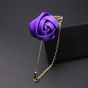 Detaillierte Nahaufnahme einer eleganten violetten Satin-Rosen-Anstecknadel mit Kette.