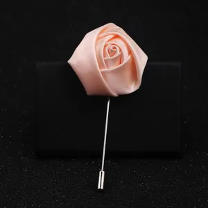 Handgemachte Satin Stoff Rose Reversnadel Detailansicht, elegantes Herren Anzug Accessoire.