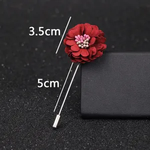 Vue détaillée de la broche fleur en tissu rouge foncé avec un diamètre de 3.5cm et une tige de 5cm.