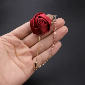 Elegante rote Stoffrosen Brosche mit goldenem Langnadel, Blatt und Kette fuer Herrenanzug Revers.