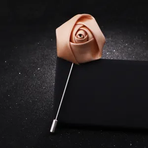 Handgemachte Satin Stoff Rose Anstecknadel Brosche für Herren Anzug Detailaufnahme schick.