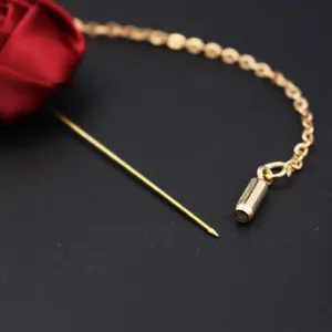 Detailansicht der roten Stoffrosenbrosche mit goldenem Langnadel und Kette für Herren.
