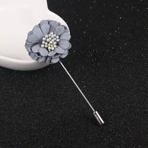 Détail de broche fleur en tissu gris, accessoire de pull floral style coréen pour les femmes.