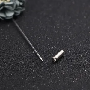 Gros plan détaillé de la longue épingle à chapeau avec fleur en tissu et capuchon.