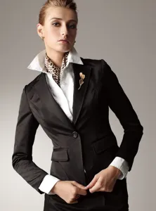 Elegante spilla a tulipano con pietre occhio di gatto, foto di dettaglio per moda chic.