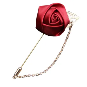 Rote Stoff-Rosen-Boutonniere Reversnadel mit goldener langer Nadel und Kette für Herrenanzug.