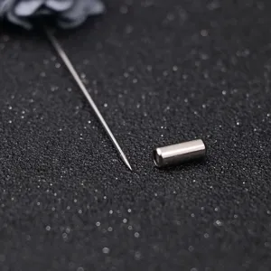 Élégante longue broche pour femme avec fleur en tissu et perle. Accessoire chic pour pull.