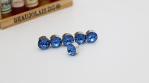Koreanischer Stil exquisite Mini runde blaue Strass Kristall Brosche für Hemd und Anstecknadel.