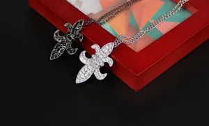 Set collana e spilla con giglio in cristallo gotico vintage, elegante accessorio di gioielleria.