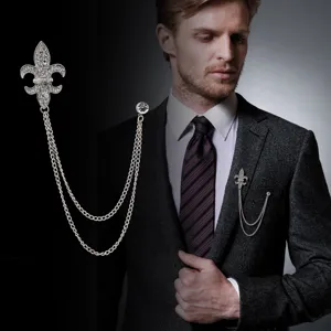 Spilla in Lega di Strass Vintage Fleur-de-lis Con Catena a Doppia Nappina Spilla da Colletto Galvanica Classica Distintivo Gioielli per Abito Unisex