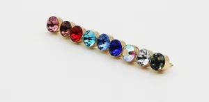 Detailansicht der farbigen Kristall Strass Kragennadeln und funkelnde Mini Anstecknadeln.