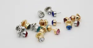 Nahaufnahme exquisiter Mini-Strass-Reversnadeln mit bunten Kristallen und Metall-Legierungsrücken.