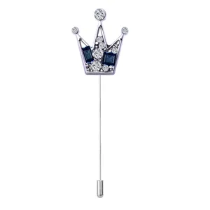 Elegante spilla da risvolto a corona argentata con cristalli blu per abiti eleganti.