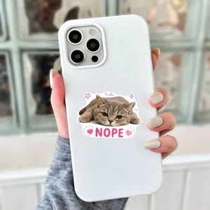 Weisse schuetzende Handyhuelle mit einem niedlichen lustigen Katzensticker und Text NOPE.
