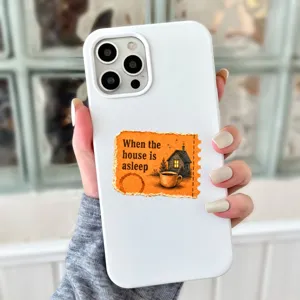 Custodia per telefono bianca con adesivo in stile letterario vintage, baita accogliente e tazza.