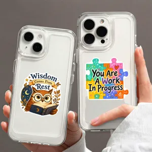 Cover per telefono trasparenti con adesivi di citazioni motivazionali e simpatici disegni.