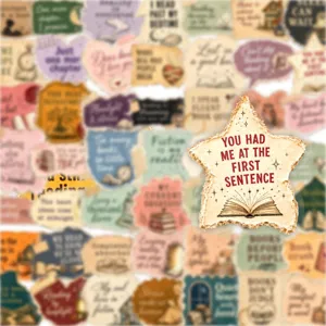 Primo piano di adesivo trasparente PET con citazione letteraria vintage e grafica di libri.
