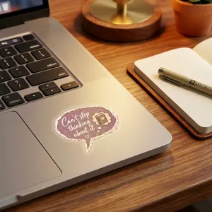 Dettaglio di un adesivo PET trasparente in stile letterario retro con testo e libro motivazionale.
