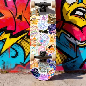 Vista dettagliata di uno skateboard densamente decorato con simpatici adesivi estetici.