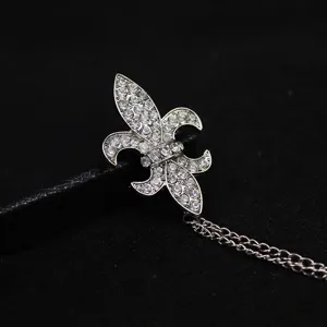 Spilla vintage con strass giglio e catena per risvolto abito uomo badge retrò accessorio.