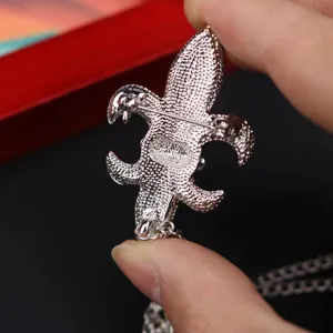 Spilla argento vintage con giglio e catena per accessorio di moda maschile elegante.