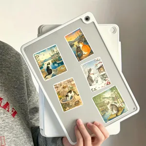 Gros plan d'autocollants de chats de style ukiyo-e japonais décorés sur une tablette.
