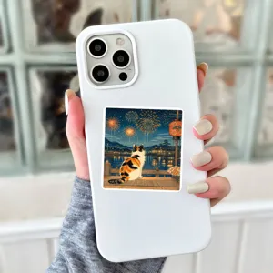 Gros plan détaillé d'une coque de téléphone blanche avec motif de chat ukiyo-e.