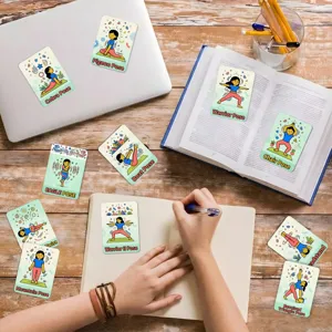 Detailansicht von Cartoon-Yoga-Poskarten auf einem Schreibtisch zum Lernen und Trainieren.