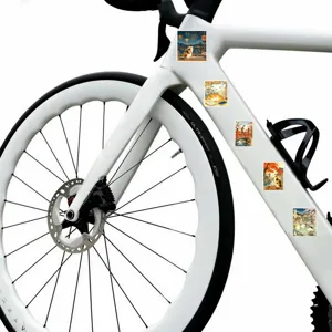 Gros plan d'autocollants de chats ukiyo-e japonais sur un beau cadre de vélo blanc.