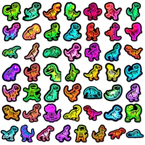 Detalles en primer plano de pegatinas de esqueleto de dinosaurio de neón coloridas.
