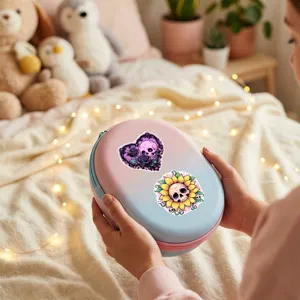 Harde schaal opbergdoos met schattige gotische schedelstickers voor dagelijks gebruik.