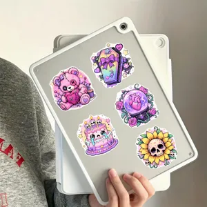 Gedetailleerd overzicht van pastelgoth stickers met schattige schedels en unieke paarse patronen.