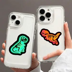 Vista detallada de fundas de teléfono transparentes con pegatinas de dinosaurio neon.